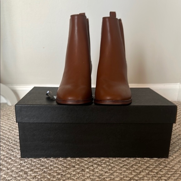 NWT: Elegant Brown Leather Ankle Boots - Picture 10 of 11